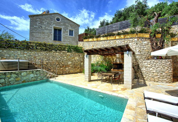 Villa Yaisemi: Balkon / Terrasse / Patio, Schwimmbad, Sommer