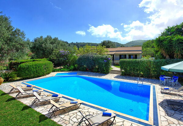 Votana House: Garten, Schwimmbad