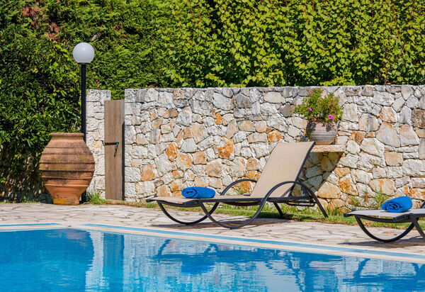 Votana House: Draussen, Schwimmbad, Sommer