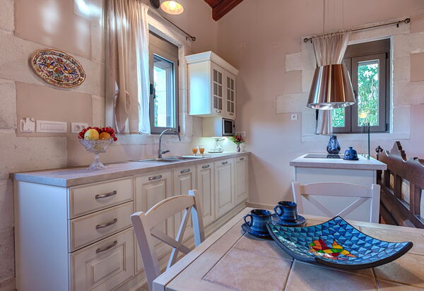 Villa Despanto: Кухня, Столовая