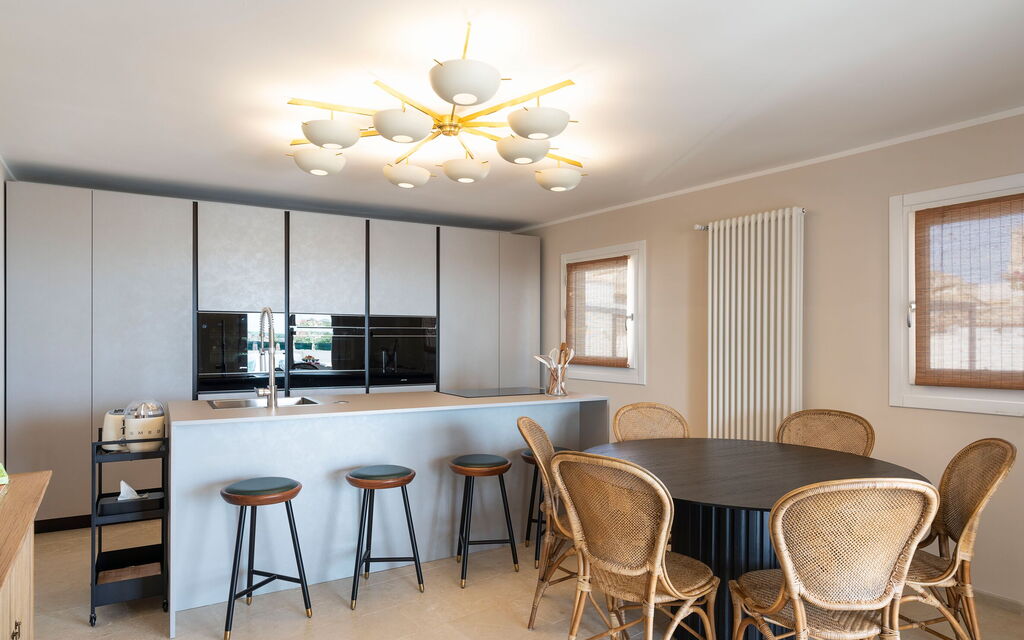 Aurispa: Dining Room, Kitchen