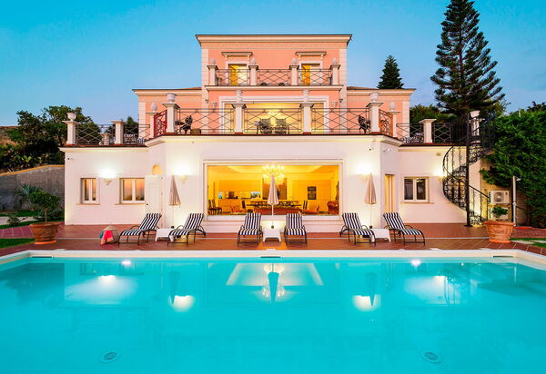 Villa Estella: slå samman, Utomhus