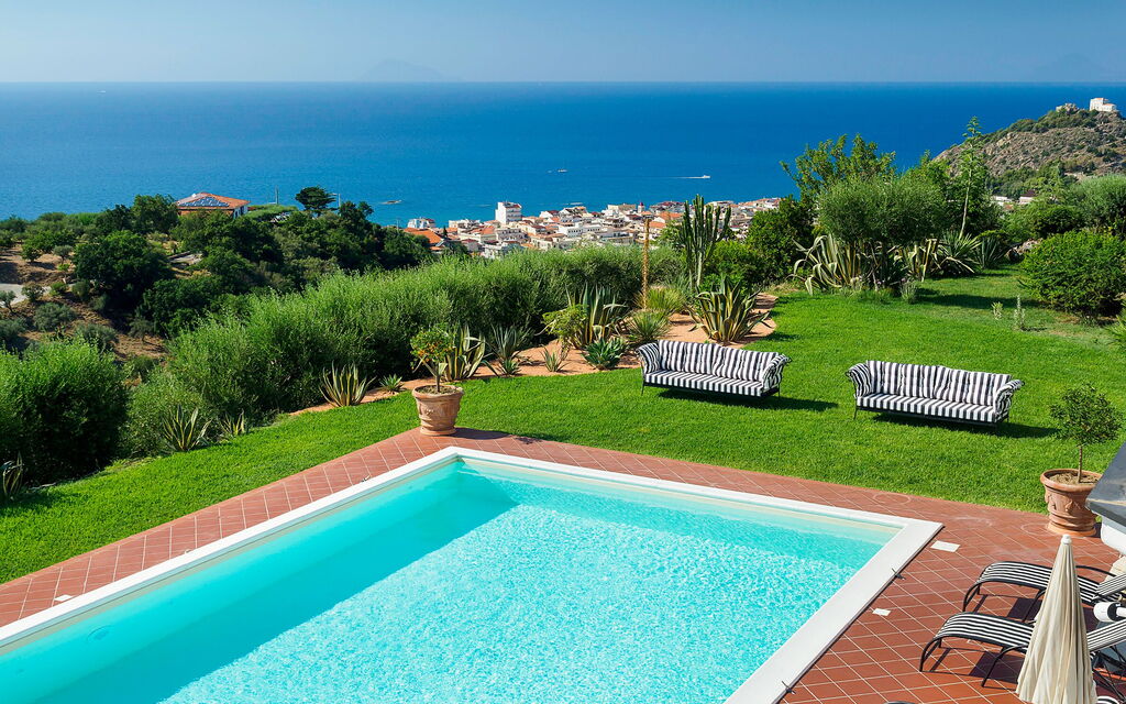 Villa Estella: all'aperto, Giardino, Piscina