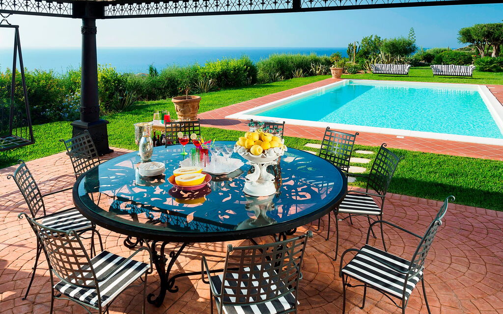 Villa Estella: all'aperto, Balcone / Terrazza / Patio, Piscina