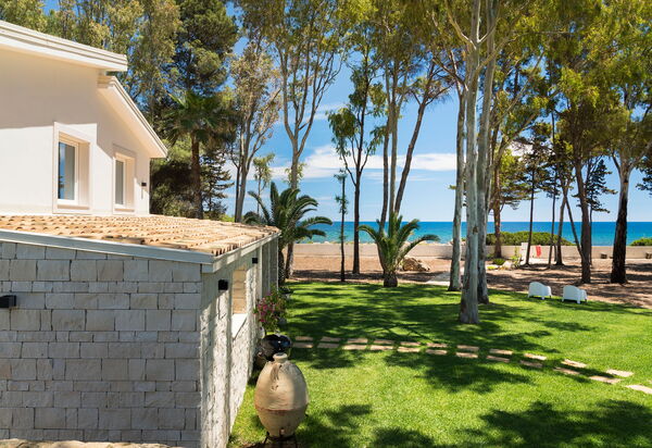 Marinella Punta Milocca: Buitenshuis, Tuin