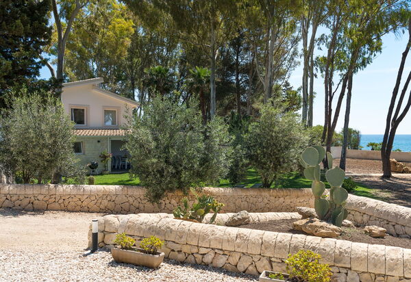 Marinella Punta Milocca: Buitenshuis, Tuin