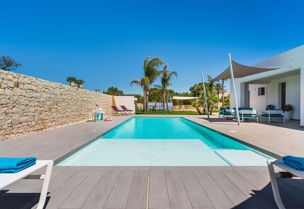 Villa Nica: Buitenshuis, zwembad