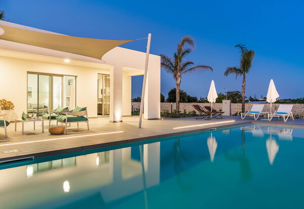 Villa Nica: Balkon / terras / patio, Buitenkanten, zwembad