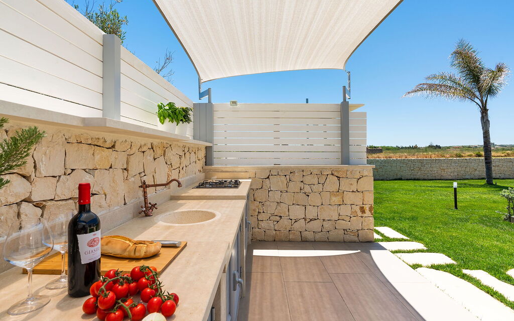 Villa Nica: Kök, Utomhus