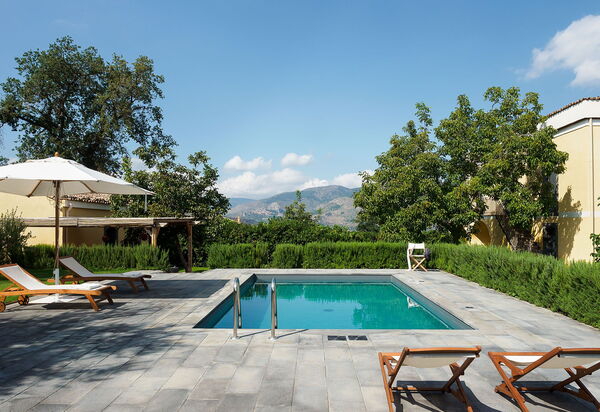 Villa Nerello: bassin, Extérieur