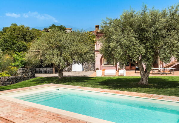 Villa Mila: бассейн, Открытый, Сад, Экстерьеры