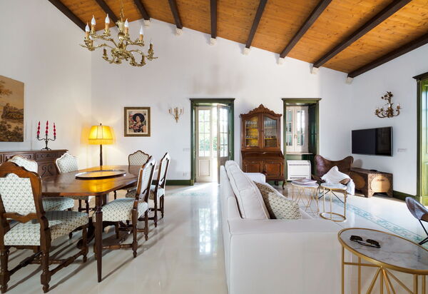 Villa Girasole: Гостиная, Столовая