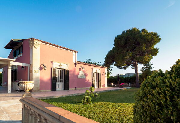 Villa Girasole: Главный вход, Сад