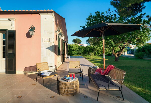 Villa Girasole: Балкон / Терраса / Патио, Сад