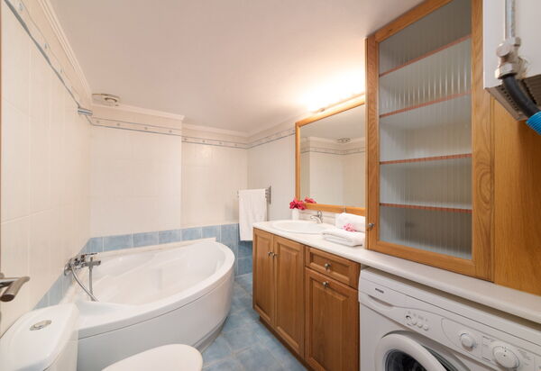 Aria: Bathroom, Bedroom