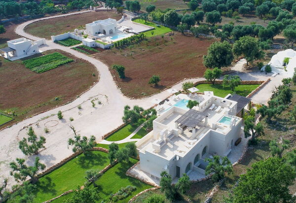 Corte Dei Messapi Sleeps 24: Balcon / Terrasse / Patio, bassin, Entrée principale, Été, Extérieur, Extérieurs, Jardin, Printemps, Vues