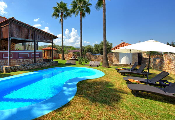 Villa Milon: бассейн, Открытый