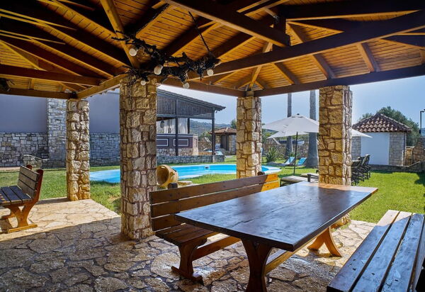 Villa Milon: Балкон / Терраса / Патио, бассейн