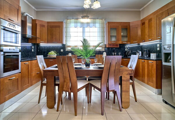 Villa Milon: Кухня, Столовая