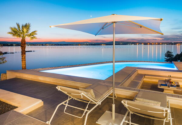 Villa Artemare: бассейн, Взгляды, Открытый, Экстерьеры