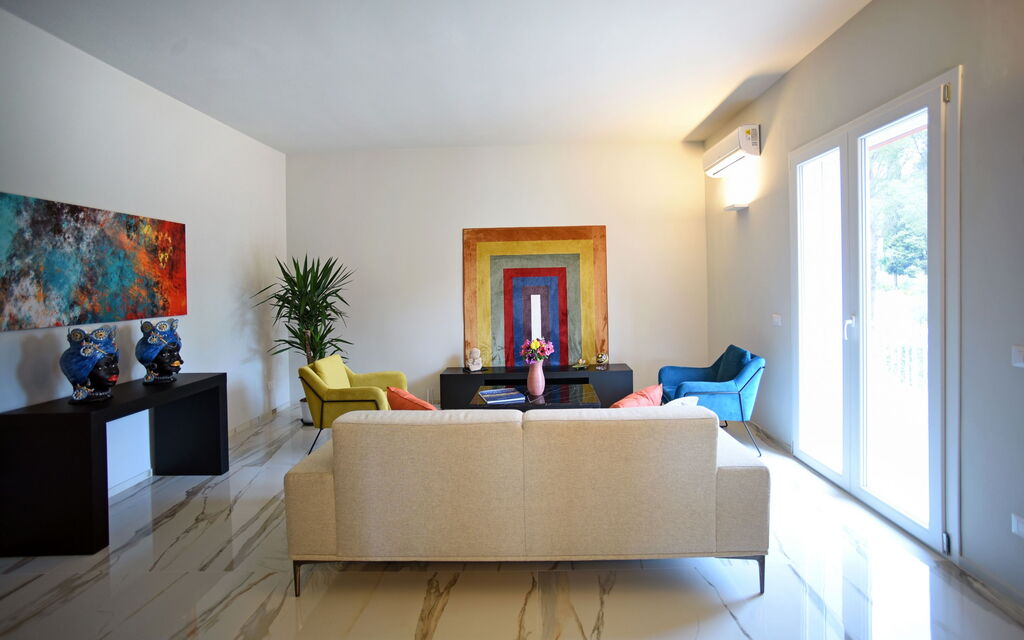 Villa Pica: Living Room