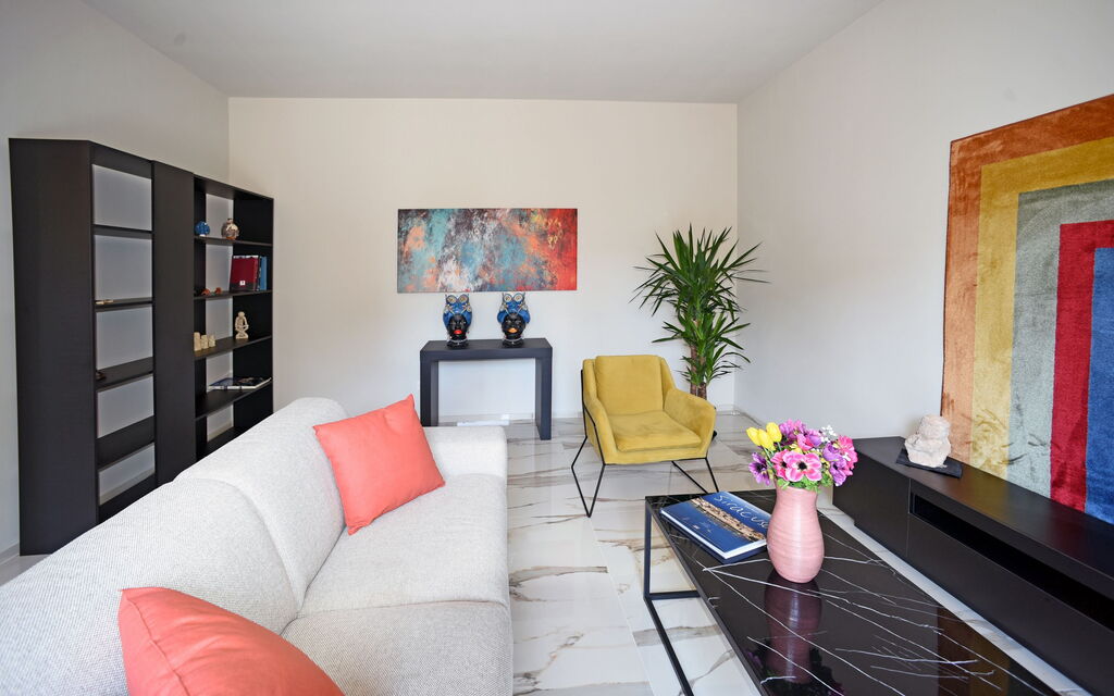 Villa Pica: Living Room