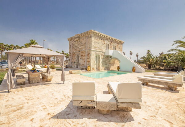 Villa Turris: Balcon / Terrasse / Patio, bassin