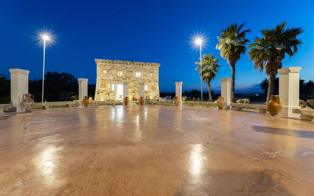 Villa Turris: Garden, Main Entrance