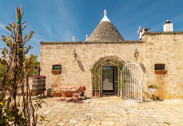Trullo Patricia Pool: Entrée principale, Extérieurs