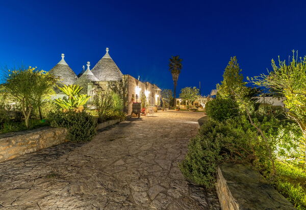 Trullo Patricia Pool: Entrée principale, Extérieurs, Jardin