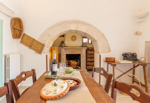 Trullo Patricia Pool: Salle à manger, Salon