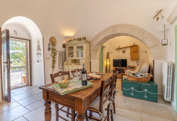 Trullo Patricia Pool: Entrée principale, Salle à manger, Salon