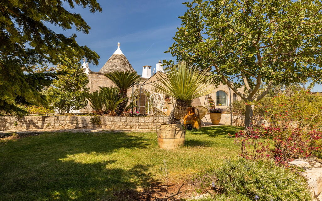 Trullo Patricia Pool: Building Exterior, Garden