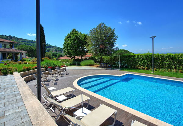 Casa White: Draussen, Schwimmbad