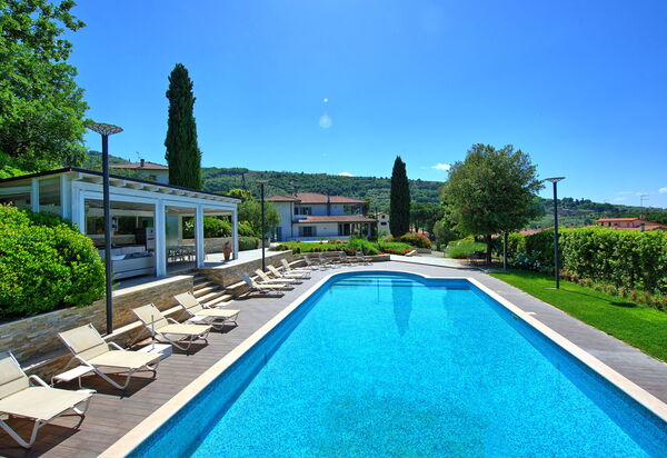 Casa White: Draussen, Garten, Schwimmbad