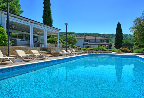 Casa White: Draussen, Schwimmbad, Sommer