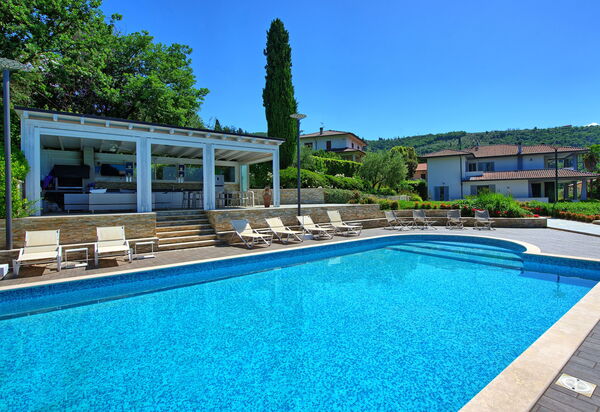 Casa White: Draussen, Schwimmbad