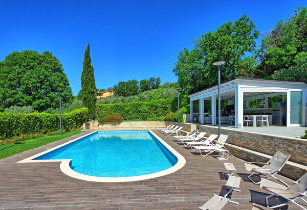 Casa White: Draussen, Schwimmbad