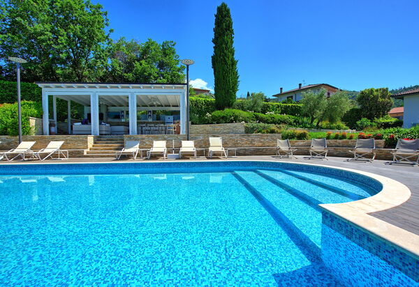 Casa White: Draussen, Schwimmbad, Sommer