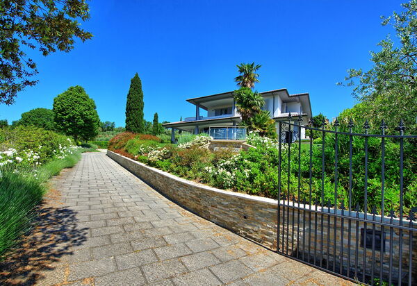 Casa White: Draussen, Garten