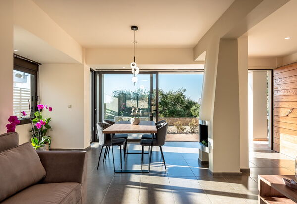 Aelia: Балкон / Терраса / Патио, Главный вход, Гостиная, Сад, Столовая