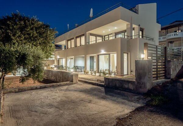 Iris: Сад, Экстерьеры