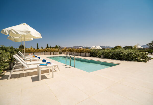 Iris: бассейн, Открытый, Сад, Экстерьеры