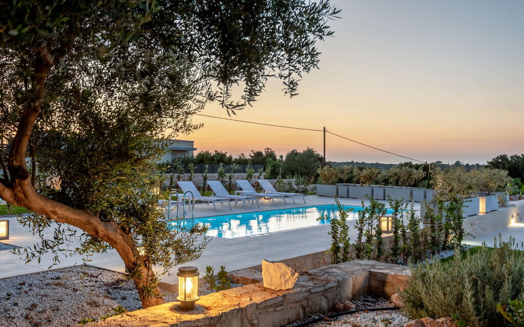 Iris: all'aperto, Esterni, Giardino, Piscina