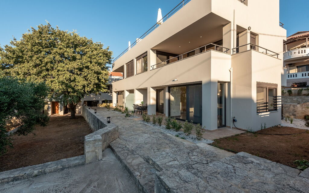 Iris: Esterni, Giardino