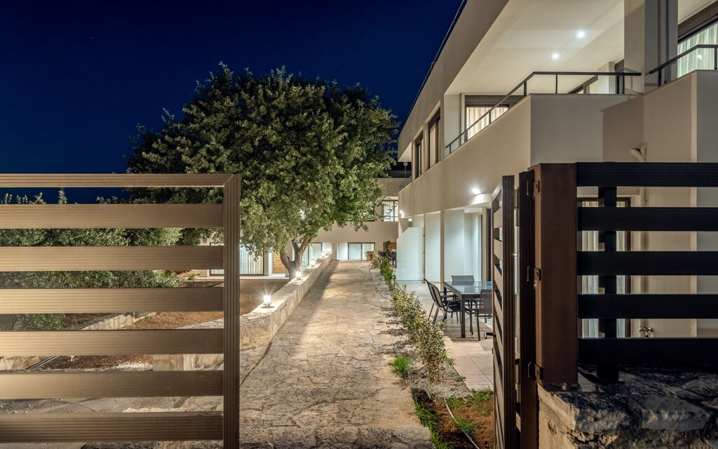 Iris: Entrata Principale, Esterni