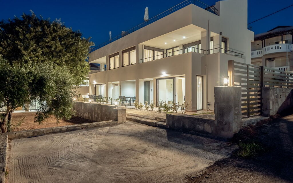 Iris: Esterni, Giardino