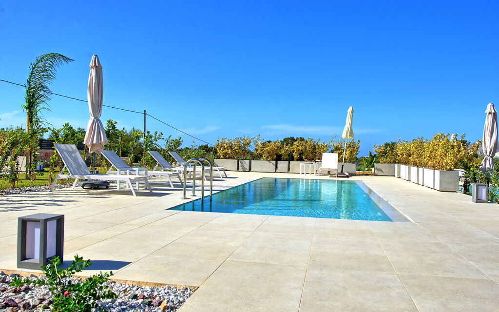 Iris: all'aperto, Esterni, Piscina