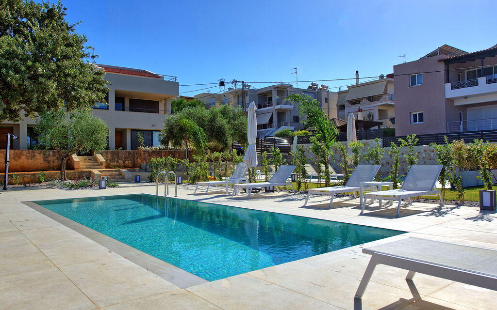 Iris: all'aperto, Esterni, Piscina