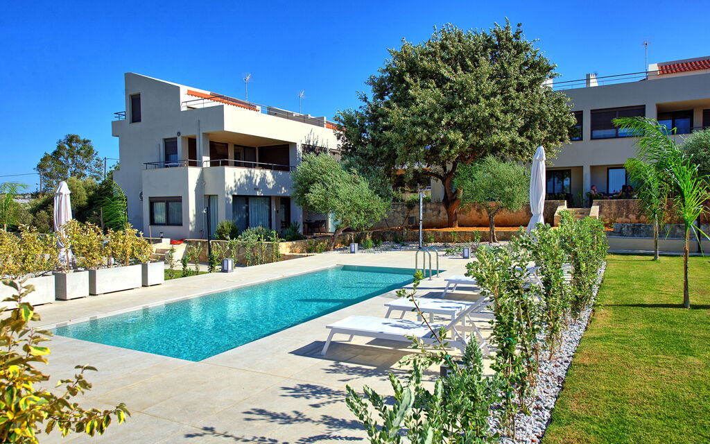 Iris: all'aperto, Esterni, Giardino, Piscina